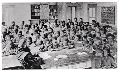 Mnich prowadzący klasę w francuskojęzycznej Afryce, przed 1914 r.